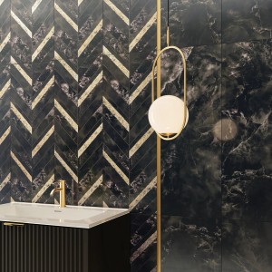 Czarne i złote płytki dekoracyjne z wzorem w jodełkę i pasujące meble łazienkowe.