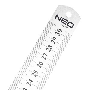 Liniał do cięcia i mierzenia LUX, 30 cm, Classic, wykonany z metalu ze skalą i otworem do zawieszania.