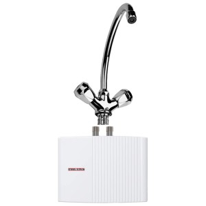 Przepływowy ogrzewacz wody z chromowanym kranem.