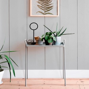 Dekoracyjna emalia kolorowa t.b.t. na stole z roślinami i przedmiotami dekoracyjnymi.