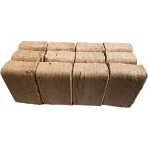 Brikety drzewne jako paliwo do kominka i pieca.