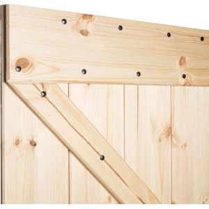 Zbliżenie na drewniane drzwi ze skośnym wzmocnieniem.