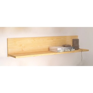 Drewniana półka ścienna z książkami i dekoracjami. Płyta meblowa do aranżacji wnętrz.