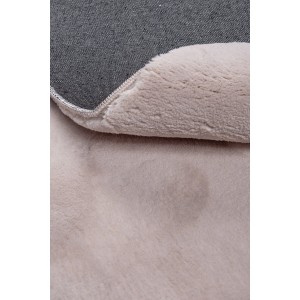 Zbliżenie beżowego dywanu shaggy t.b.t. z szarym spodem.