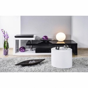 Dekoracyjna aranżacja salonu z meblami TV, lampą i elementami dekoracyjnymi.