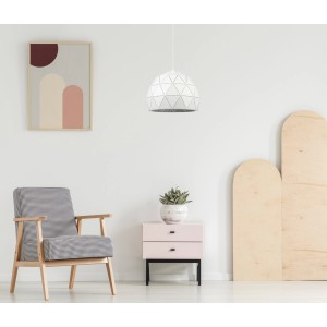 Biała lampa wisząca t.b.t. z geometrycznym wzorem nad pokojem.