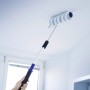 Zestaw wałków LUX z teleskopowym drążkiem i kratką do malowania sufitu.