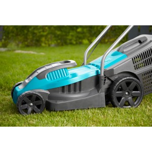 Elektryczna kosiarka do trawy w kolorze szarym i turkusowym na trawniku