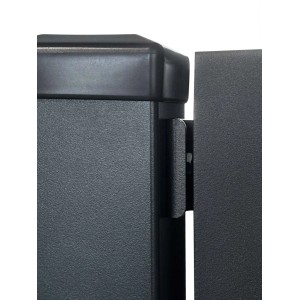 Zbliżenie czarnego metalowego ogrodzenia. Widoczny słupek i łącznik.