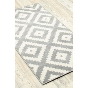 Szaro-biały dywan ze wzorem geometrycznym. Dywan z krótkim włosiem.