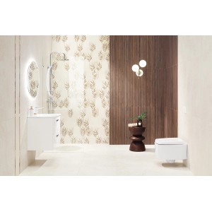 Łazienka z beżowymi i brązowymi płytkami ściennymi z motywem liści i efektem drewna.