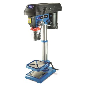 Niebieska wiertarka stołowa do precyzyjnego wiercenia w obrabianych przedmiotach.