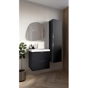 Czarny zestaw mebli łazienkowych t.b.t. z umywalką, szafką z lustrem i szafką wysoką.