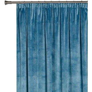 Niebieska zasłona t.b.t. z taśmą marszczącą zawieszona na karniszu.