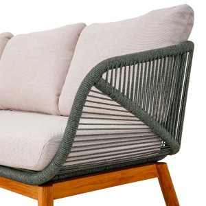 Zbliżenie zestawu mebli ogrodowych z jasnymi poduszkami i zieloną plecionką z liny.