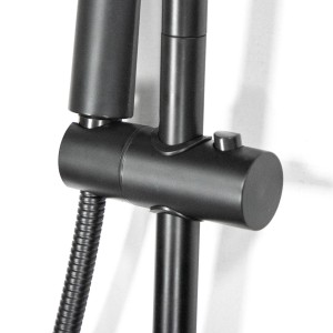 Zbliżenie czarnej kolumny prysznicowej t.b.t. z wężem prysznicowym i elementem sterującym.