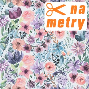 Obrus z kwiatowym wzorem w pastelowych kolorach.