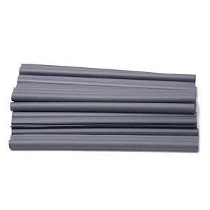 Szare maty ogrodzeniowe t.b.t. zapewniające prywatność w ogrodzie.