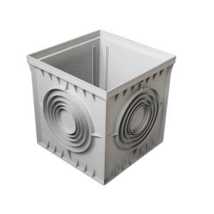 Szara studzienka kontrolna do odwadniania liniowego z okrągłymi opcjami podłączenia.