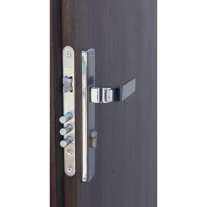 Szczegół drzwi wewnętrznych z chromowanym klamką i zamkiem bezpieczeństwa.