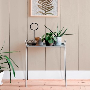 Dekoracyjna emalia kolorowa we wnętrzu z roślinami i dekoracjami na stole.