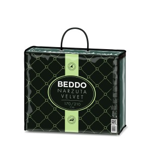 Zapakowana narzuta/koc t.b.t. w kolorze czarnym ze wzorem i uchwytem.