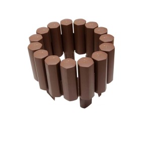 Brązowe obrzeże trawnikowe t.b.t. z tworzywa sztucznego, elastyczny kształt.