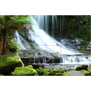 Dekoracyjny obraz na ścianę z wodospadem i omszałymi skałami dla naturalnej atmosfery.