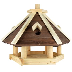 Drewniany karmnik dla ptaków z brązowym dachem i jasną drewnianą ramą.