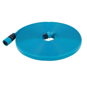 Zwinięty, płaski, turkusowy wąż ogrodowy ze złączkami.