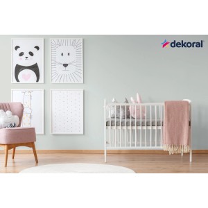 Pokój dziecięcy z miętową farbą na ścianach i dekoracyjnymi obrazkami. Kolorowe farby do ścian.