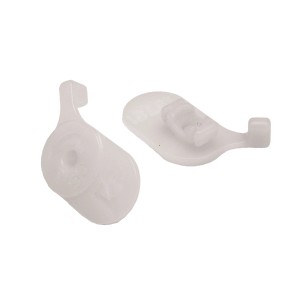 Dwa białe wsporniki sufitowe Gardinia do jednotorowych szyn aluminiowych.