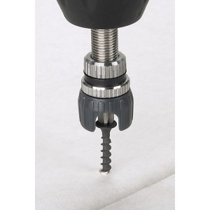 Nasadka do wkrętarki Wolfcraft do wykańczania wnętrz z ogranicznikiem głębokości i wkrętem w użyciu.