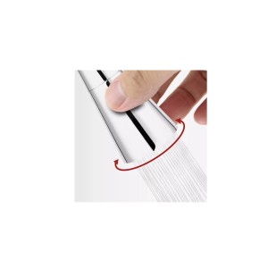 Zbliżenie: Ręka obsługuje jednouchwytową baterię, woda płynie.