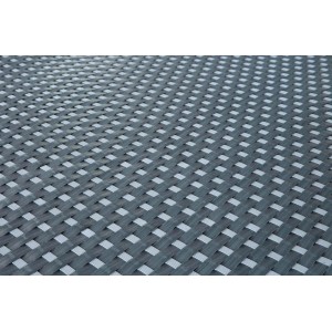 Zbliżenie szarej maty ogrodzeniowej t.b.t. o plecionej strukturze.