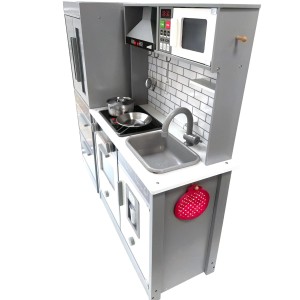 Drewniana kuchnia dla dzieci z zlewozmywakiem, kuchenką, piekarnikiem i mikrofalówką.