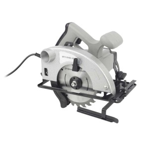 Ręczna pilarka tarczowa, srebrno-szara, z czarnym kablem i tarczą tnącą. Idealna do cięcia drewna.