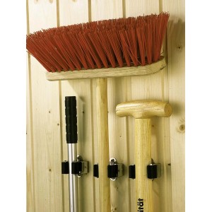 Zestaw uchwytów na narzędzia z miotłą, trzonkiem i młotkiem zamontowany na drewnianej ścianie.