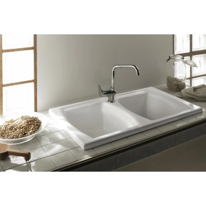 Biały ceramiczny zlew t.b.t. z dwoma komorami i baterią. Kategoria: Zlewozmywaki ceramiczne.