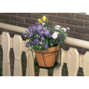 Biały uchwyt na doniczkę z hakiem Ø 18 cm z kwiatami przymocowany do drewnianego płotu.