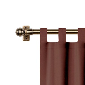 Karnisz t.b.t. z brązową zasłoną, zbliżenie.