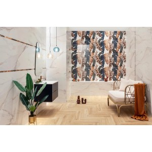 Nowoczesna łazienka z marmurowymi płytkami i dekoracyjnymi płytkami z motywem liści.