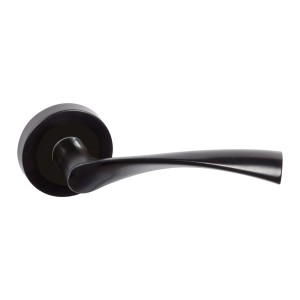 Czarna klamka do drzwi wewnętrznych, nowoczesny design.