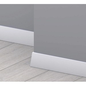 Białe listwy przypodłogowe (t.b.t.) na szarej ścianie i jasnej drewnianej podłodze.