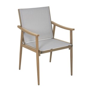 Krzesło ogrodowe t.b.t. z podłokietnikami, drewnianą ramą i szarą tapicerką tekstylną.