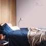 Ściana w delikatnym różu z farbą do ścian t.b.t., scena sypialni.