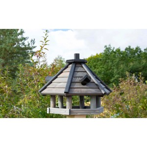 Drewniany karmnik dla ptaków w ogrodzie, Kategoria: Karmniki dla ptaków.