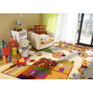 Pokój dziecięcy z dywanem z krótkim włosiem t.b.t. z motywami domów i zwierząt.