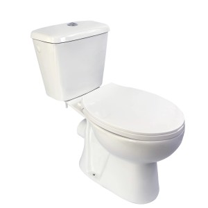 Białe kompaktowe WC ze spłuczką, idealne do małych łazienek.