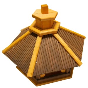 Drewniany karmnik dla ptaków z brązowym dachem i jasną drewnianą ramą. Kategoria: Karmniki dla ptaków.